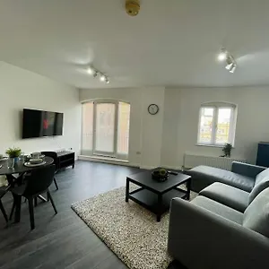 Elegant Centre Walk Everywhere Apartment
